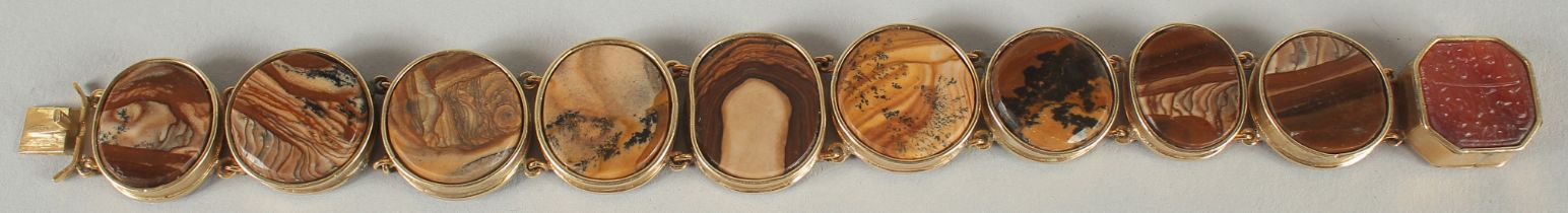 AN ARABIC AGATE INSET BRACELET WITH ENGRAVED CALLIGRAPHIC STONE.