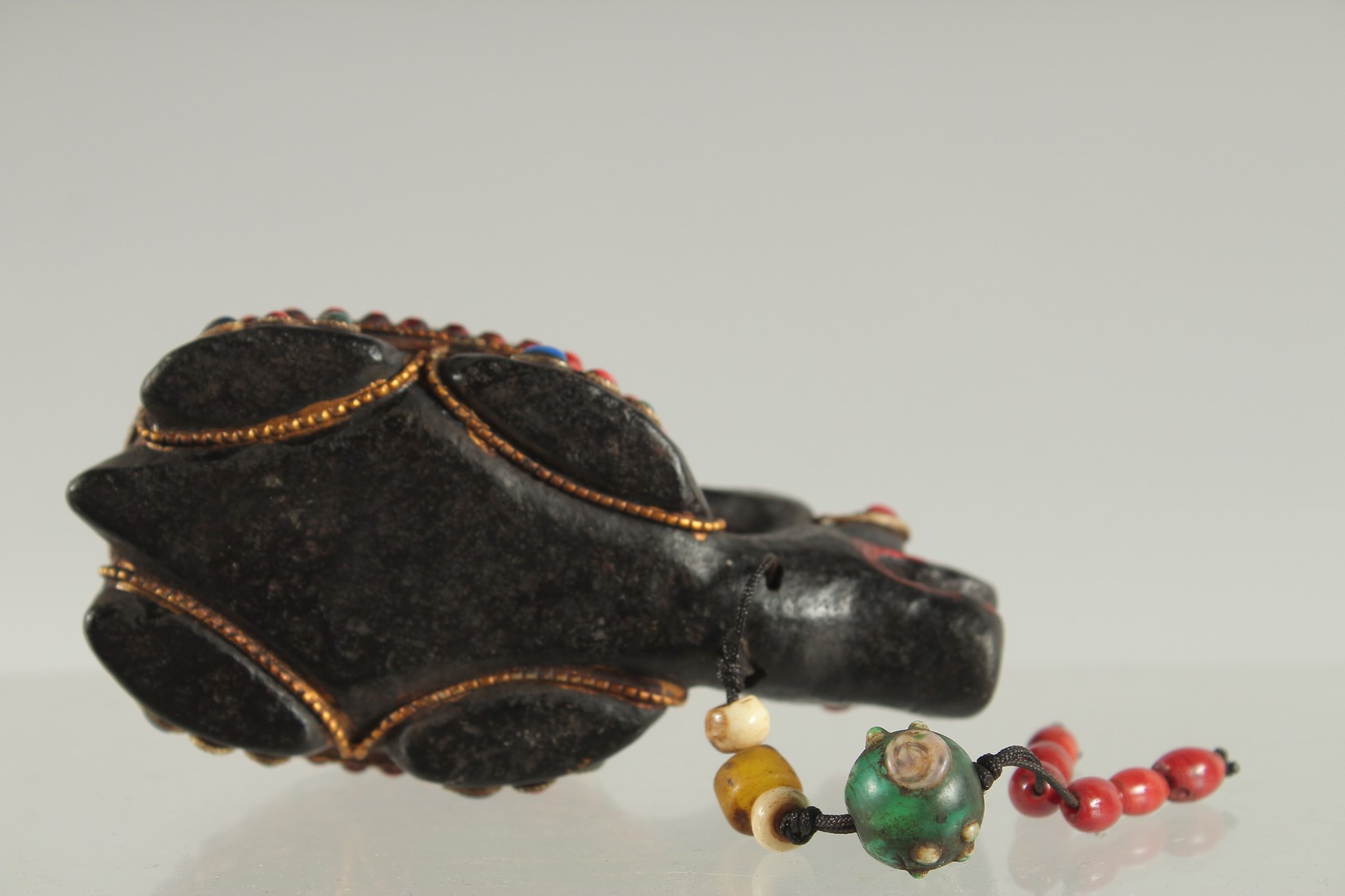 A TIBETAN ABALONE INLAID FIGURE OF A TORTOISE, inset with various other beads, 9cm long. - Image 4 of 4