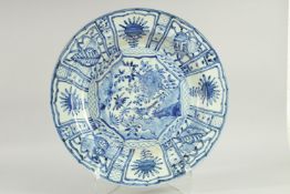 A CHINESE EXPORT BLUE AND WHITE PORCELAIN 'KRAAK' CHARGER, painted with a central panel of a bird