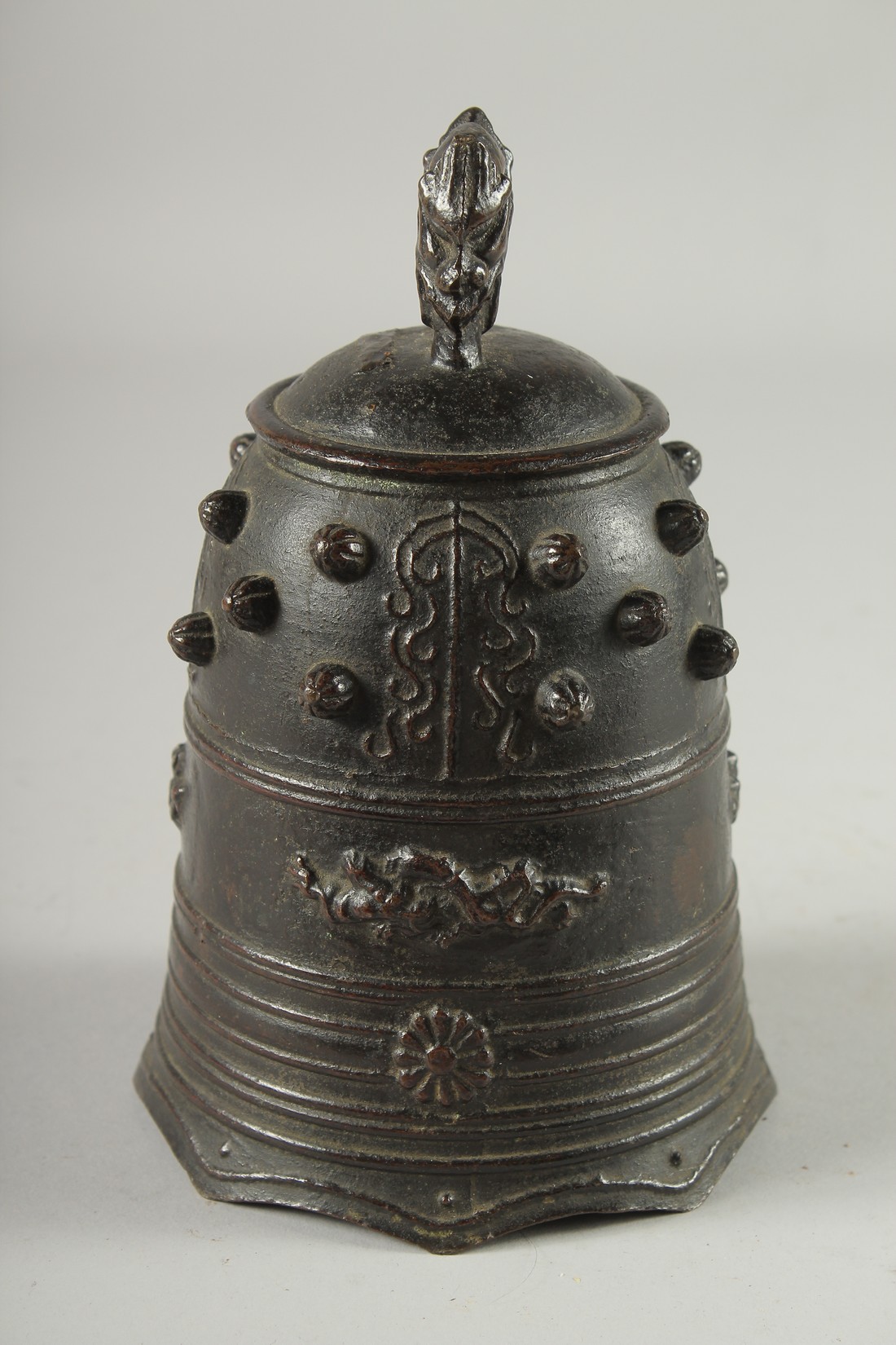 A CHINESE BRONZE PRAYER BELL, 19cm high. - Image 4 of 5