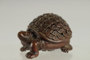 A SMALL CHINESE BRONZE TORTOISE CENSER BURNER, 8cm long.