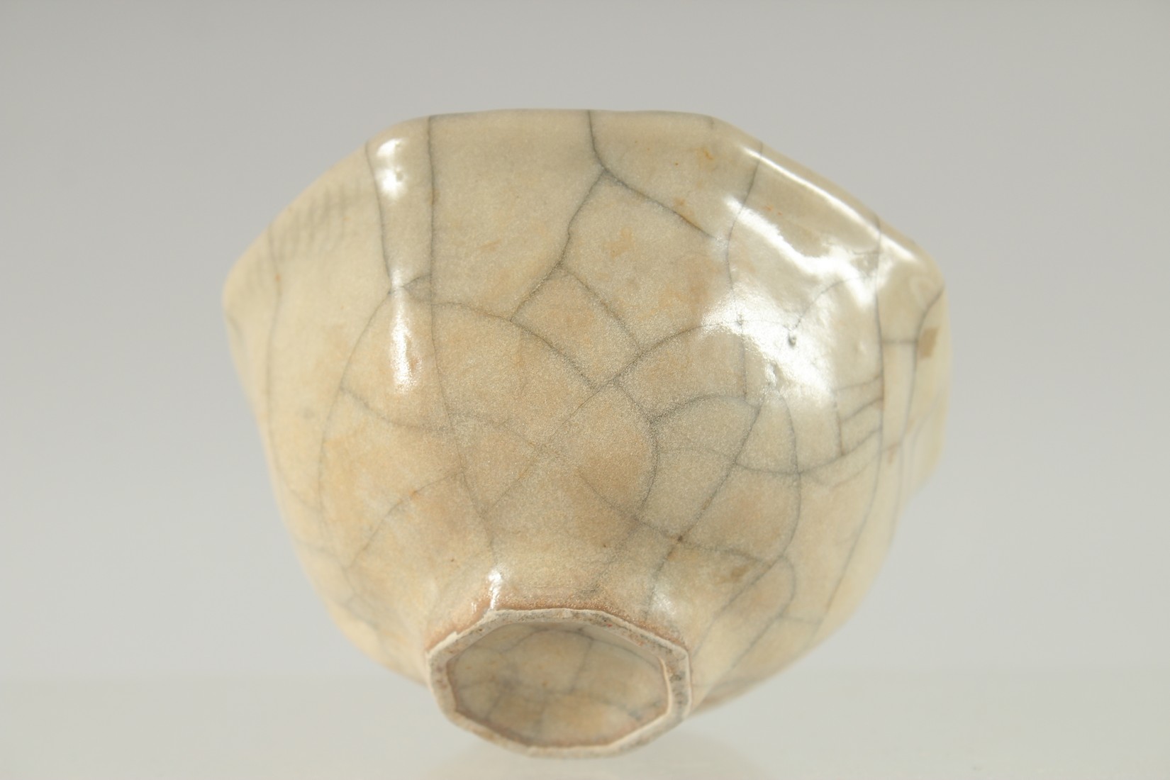 A SMALL CHINESE OCTAGONAL CRACKLE GLAZE BOWL, 9cm wide. - Image 4 of 4