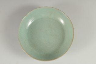 A CHINESE CELADON GLAZE DISH, 14cm diameter.