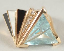 A 14CT GOLD AQUAMARINE AND MOTHER OF PEARL RING.