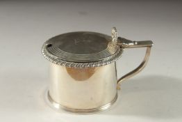 A GEORGE IV SILVER DRUM MUSTARD POT. London 1824.