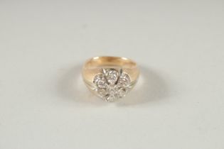 A GENT'S 18CT GOLD, SEVEN STONE DIAMOND RING.