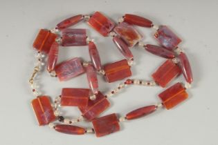 A STAINED AGATE AND ROCK CRYSTAL NECKLACE.