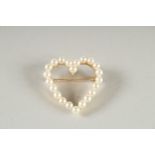 A 14CT GOLD AND PEARL HEART SHAPED BROOCH.