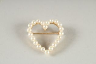 A 14CT GOLD AND PEARL HEART SHAPED BROOCH.