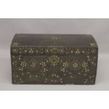 A VERY GOOD 18TH CENTURY LEATHER, BRASS STUDDED, DOME TRAVELLING TRUNK with metal carrying handles