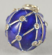 A SILVER AND BLUE ENAMEL BALL LOCKET.