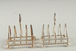 A SMALL PAIR OF SILVER TOAST RACKS. Sheffield 1892.