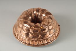 A GOOD 19TH CENTURY COPPER CAKE MOUND. 9.75ins diameter.