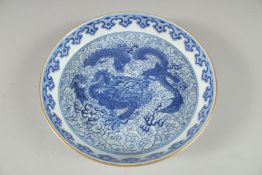 A CHINESE BLUE AND WHITE DRAGON SAUCER DISH. 17cm diameter.