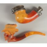 A VIENNA CARVED MEERSCHAUM PIPE as a man's head with large hat. 6cm long, 6cm deep with amber
