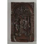 A VERY GOOD ARCHED CARVED OAK PANEL "DEDO PECURIS". 17ins x 10ins.