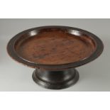 A LARGE EARLY OAK PEDESTAL CIRCULAR TAZZA. 19.5ins diameter, 8ins high.