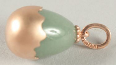 A RUSSIAN 14CT GOLD JADE EGG PENDANT.