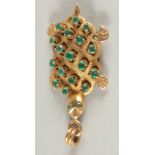 A 14CT GOLD EMERALD SET TURTLE PENDANT.