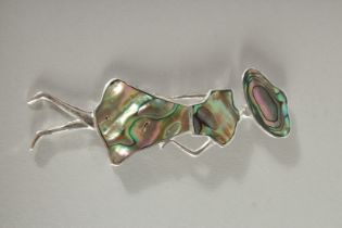 AN ABALONE SHELL ART DECO STYLE LADY BANGLE.