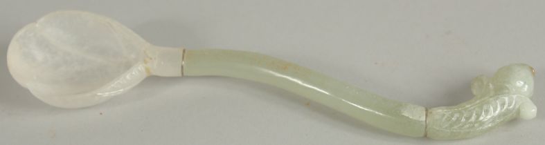 A FINE INDIAN JADE SPOON, 18cm long.