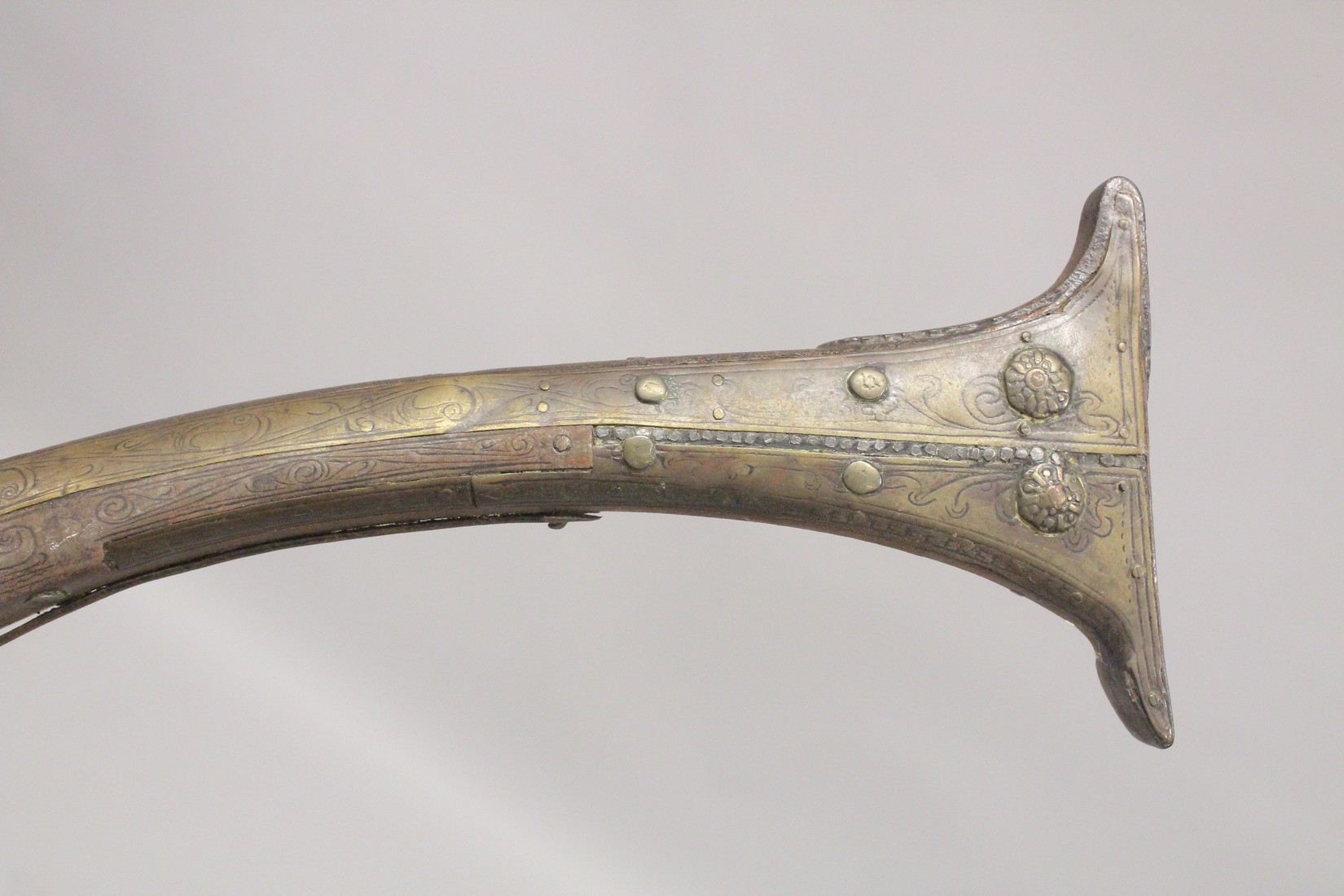 AN EARLY 19TH CENTURY OTTOMAN BALKANS BRASS MOUNTED RIFLE, with fine engraved brass and iron - Image 5 of 11