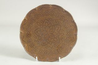 A VERY FINE SPANISH TOLEDO GOLD DAMASCENED DISH, 21.5cm diameter.