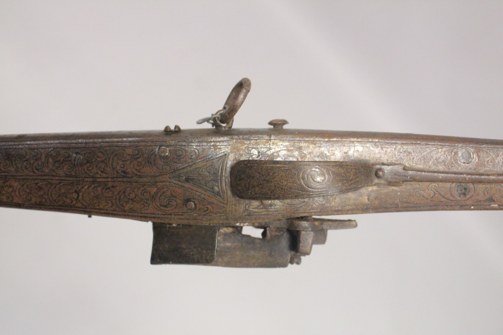 AN EARLY 19TH CENTURY OTTOMAN BALKANS BRASS MOUNTED RIFLE, with fine engraved brass and iron - Image 10 of 11