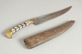 A 19TH CENTURY NORTH INDIAN PESHKABZ DAGGER, with jade and mother of pearl inlaid hilt and