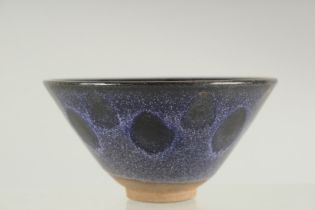 A SMALL CHINESE GLAZED POTTERY BOWL, 12cm diameter.