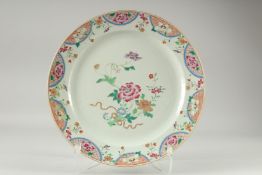 A LARGE CHINESE FAMILLE ROSE PORCELAIN DISH, decorated with a central floral spray, the rim with a
