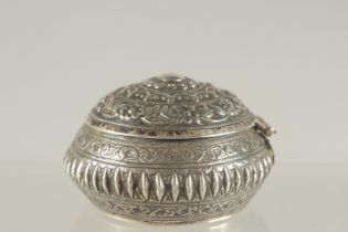 A FINE 19TH CENTURY SRI LANKAN SILVER LIME BOX, 7cm diameter.