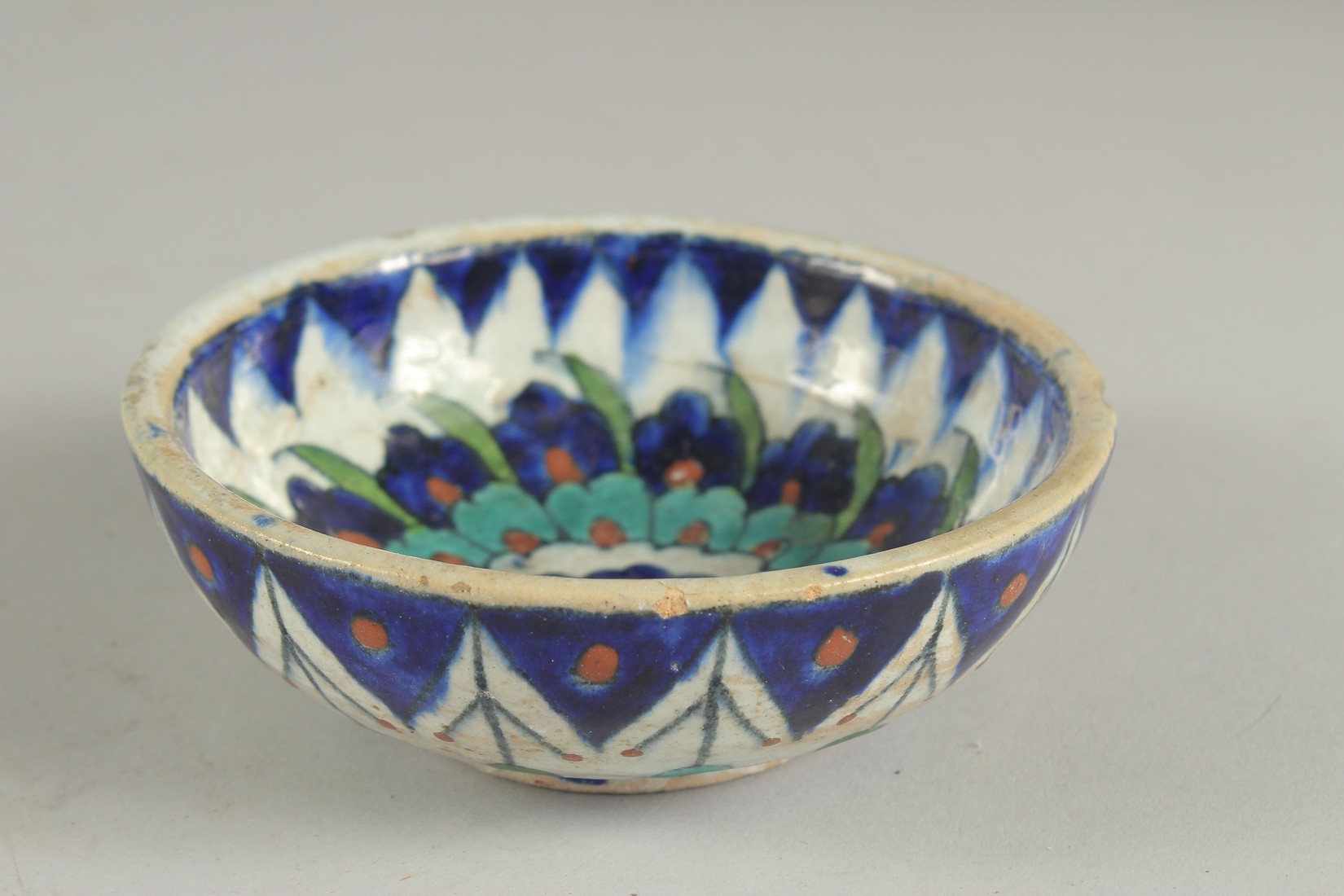 A SMALL IZNIK GLAZE POTTERY BOWL, 12.5cm diameter.