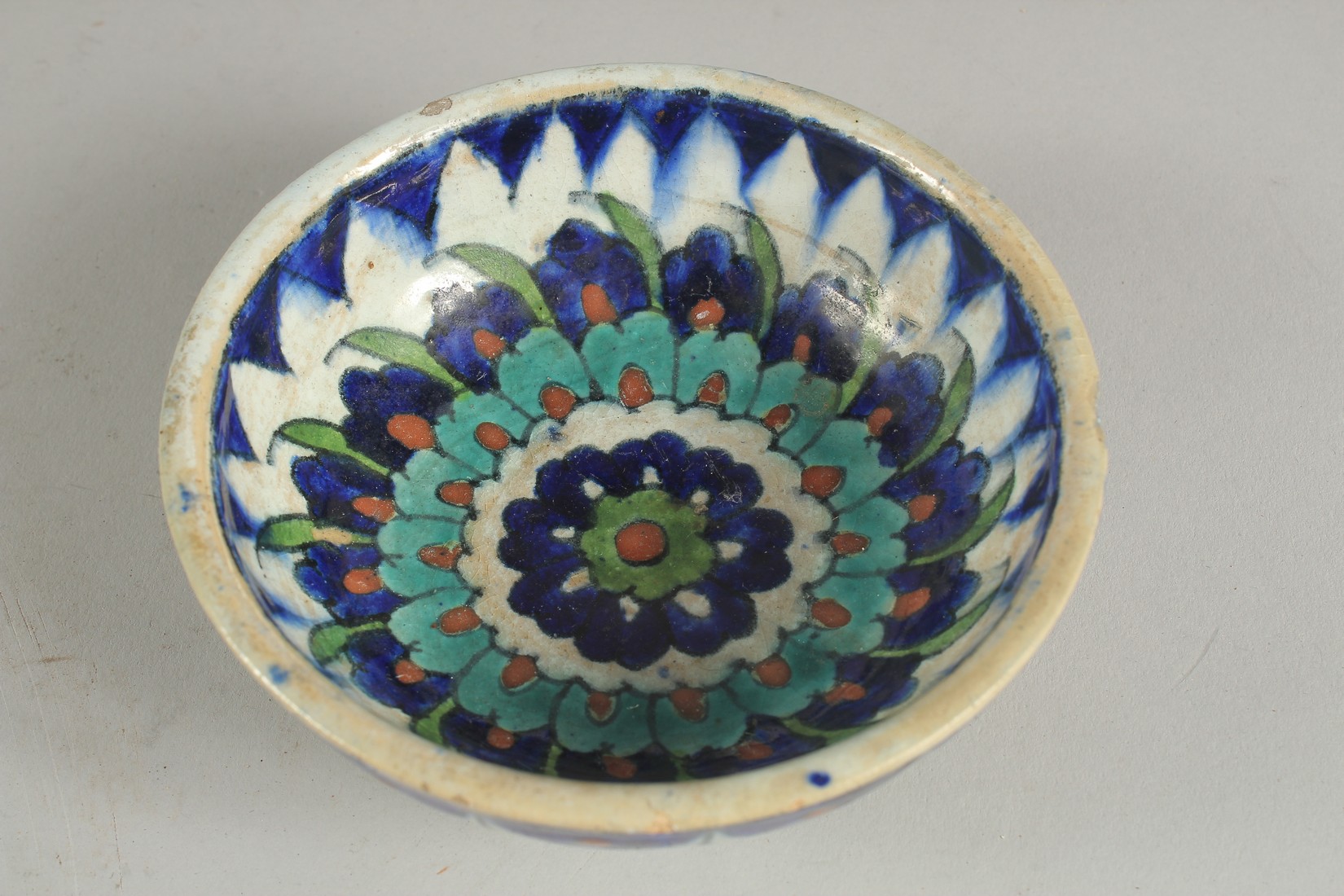 A SMALL IZNIK GLAZE POTTERY BOWL, 12.5cm diameter. - Image 2 of 3