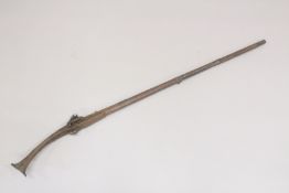 AN EARLY 19TH CENTURY OTTOMAN BALKANS BRASS MOUNTED RIFLE, with fine engraved brass and iron