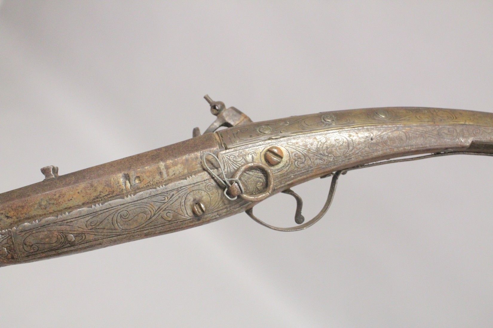 AN EARLY 19TH CENTURY OTTOMAN BALKANS BRASS MOUNTED RIFLE, with fine engraved brass and iron - Image 4 of 11