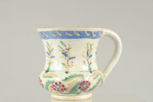 AN OTTOMAN IZNIK GLAZED POTTERY WATER CUP, 10cm high.