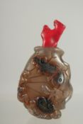 A CHINESE AGATE SNUFF BOTTLE AND CORAL STOPPER, 7cm.