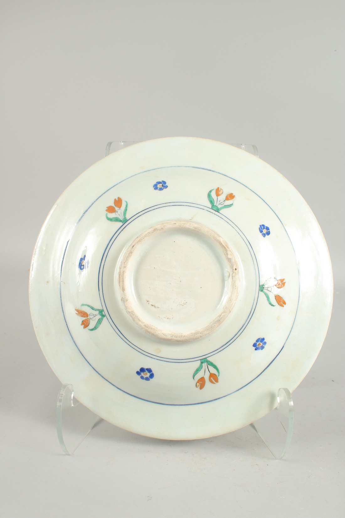 AN OTTOMAN TURKISH IZNIK GLAZED POTTERY PLATE with mosque, 31.5cm diameter. - Image 2 of 2