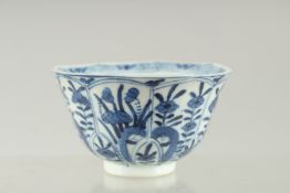 A CHINESE KANGXI BLUE AND WHITE PORCELAIN TEA BOWL, 8.5cm diameter.