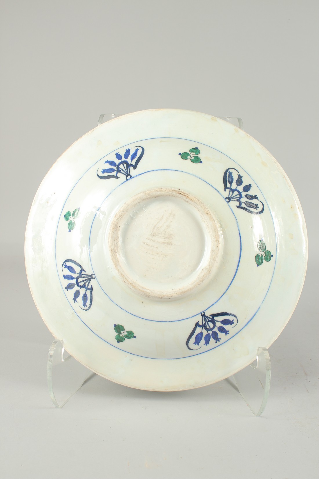 AN OTTOMAN TURKISH IZNIK GLAZED POTTERY PLATE with ships, 31cm diameter. - Image 2 of 2