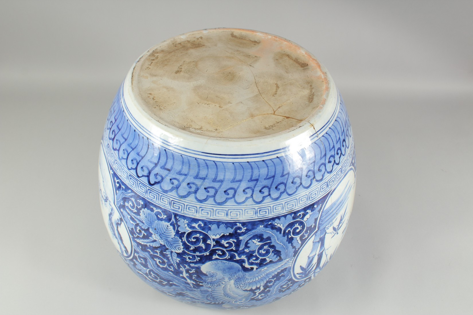 A LARGE BLUE AND WHITE PORCELAIN JARDINIERE, painted with phoenix and panels of flora, (af), 45cm - Image 5 of 5
