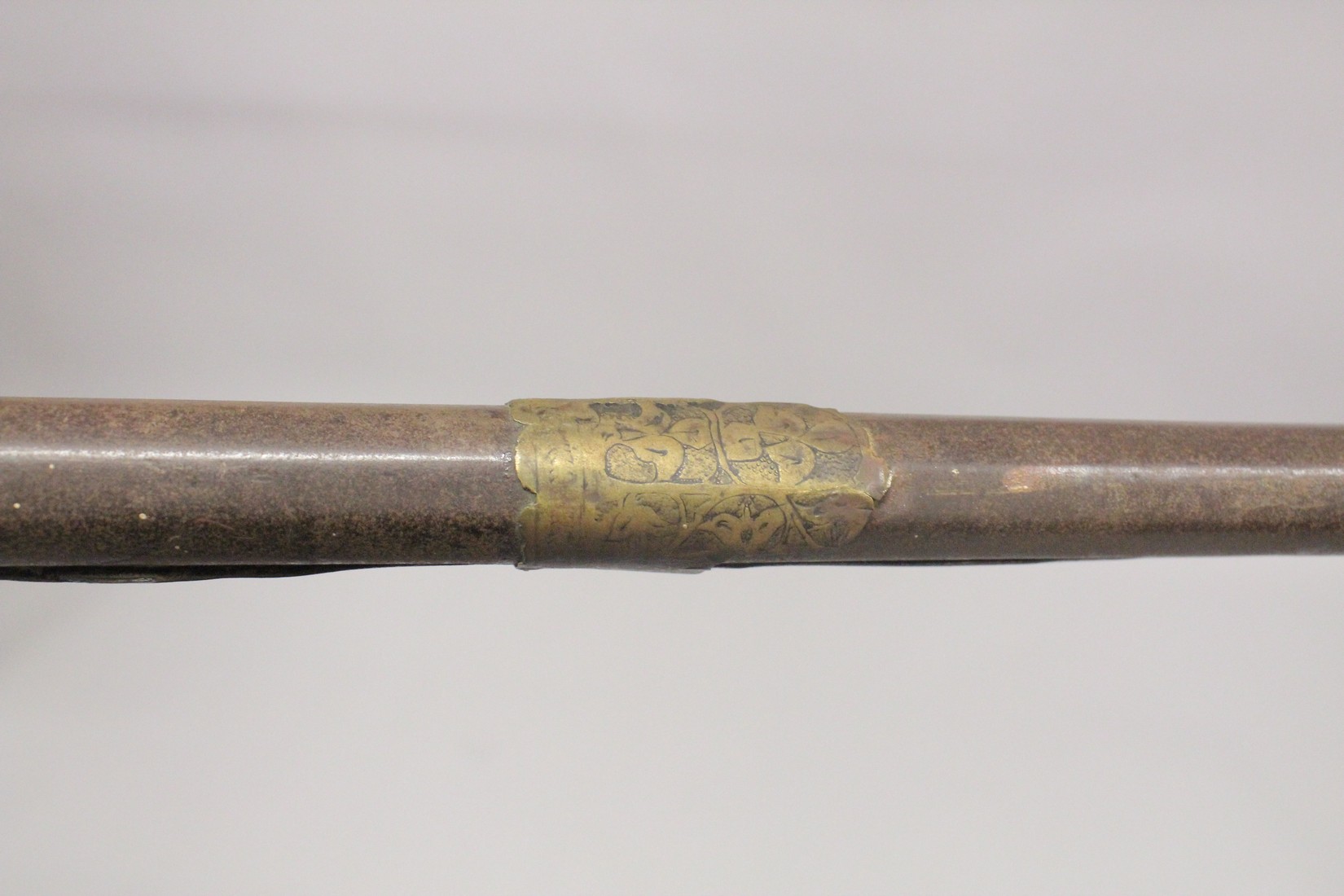 AN EARLY 19TH CENTURY OTTOMAN BALKANS BRASS MOUNTED RIFLE, with fine engraved brass and iron - Image 8 of 11