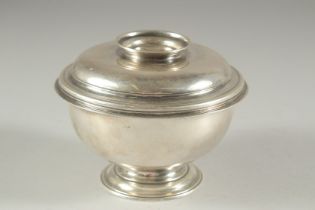 A FINE GEORGE II SILVER CIRCULAR BOWL AND COVER. 4.5ins diameter. London 1731. Maker; William