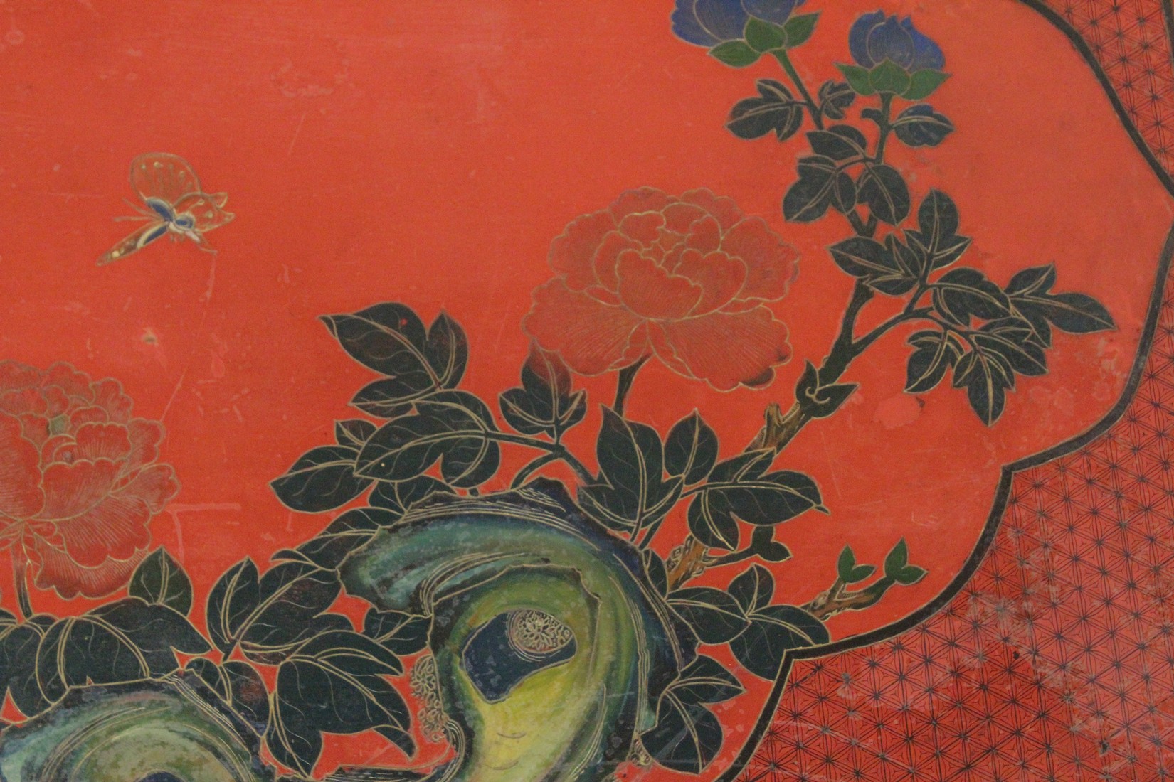 A CHINESE RED LACQUER AND CHINOISERIE DECORATED RECTANGULAR LOW TABLE decorated with flowers, - Image 4 of 4
