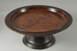 A LARGE EARLY OAK PEDESTAL CIRCULAR TAZZA. 19.5ins diameter, 8ins high.