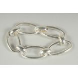 A STERLING SILVER OVAL LOOP BRACELET.