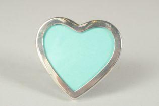 A TIFFANY SILVER HEART SHAPED PHOTOGRAPH FRAME.