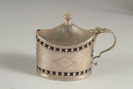 A GOOD GEORGE III SILVER OVAL PIERCED MUSTARD POT with sapphire blue liner. London 1788. Maker: