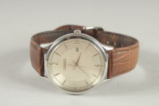 A GENTLEMAN'S SEIKO WRIST WATCH with box and papers.